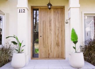 Puertas de madera que dan la bienvenida al hogar ¿Por qué son tendencia?
