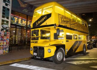 Cuando sea, como sea: la nueva campaña de Schweppes anima a la gente a socializar a su manera