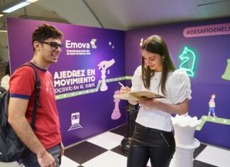 Emova realizó un nuevo torneo simultáneo de ajedrez en el Subte con la Campeona Mundial Sub-20
