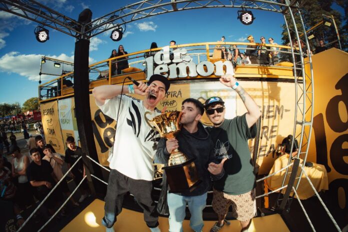jpeg-optimizer_Ganador de la batalla de freestyle, junto a los hosts Ale Pluz y Luquitas Rodriguez