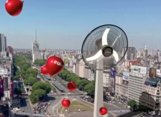 La gente pedía un monumento y Liliana lo hizo: apareció un ventilador gigante en el Obelisco