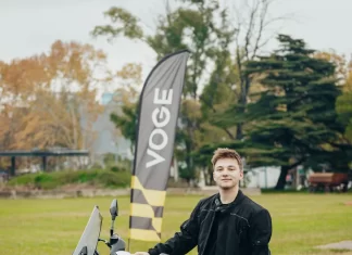 VOGE le enseña a manejar a Mateo Salvatto para lanzar el nuevo Maxi Scooter SR3