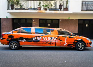 Furor por una limusina naranja en Buenos Aires: la “Limo del Pueblo” de DiDi revoluciona las calles porteñas