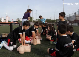 La Escuela de Fútbol Ángel Labruna de River Plate y Diagnóstico Maipú realizaron una jornada de salud y educación para promover hábitos saludables en el deporte.