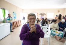 Reciclaje con impacto real: una Fundación convierte tapitas plásticas en anteojos gratuitos para quienes no pueden pagarlos