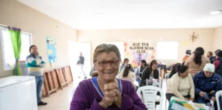 Reciclaje con impacto real: una Fundación convierte tapitas plásticas en anteojos gratuitos para quienes no pueden pagarlos
