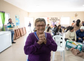 Reciclaje con impacto real: una Fundación convierte tapitas plásticas en anteojos gratuitos para quienes no pueden pagarlos