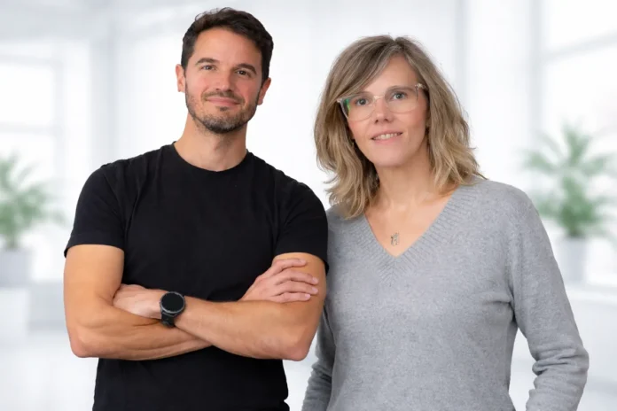 Pareja profesional en oficina moderna