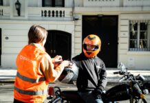 Cuando hay que llegar a tiempo, gana la moto: la movilidad en dos ruedas se disparó en la previa al partido en todo el país