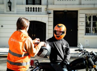 Cuando hay que llegar a tiempo, gana la moto: la movilidad en dos ruedas se disparó en la previa al partido en todo el país