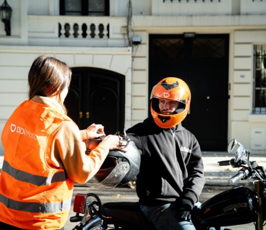 Cuando hay que llegar a tiempo, gana la moto: la movilidad en dos ruedas se disparó en la previa al partido en todo el país
