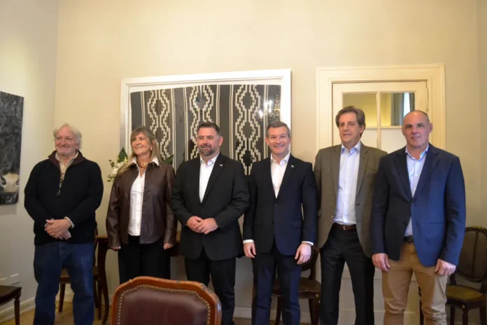 De izquierda a derecha: Raúl Etchebehere (Presidente La Rural S.A.), Marcia Guttner (Gerente de Ferias de La Rural S.A.), Klaus Frerking (Presidente de FEXPOCRUZ), Raul Strauss (Gerente General de FEXPOCRUZ), Claudio Dowdall (Gerente General de La Rural S.A.) y Carlos Solanet (Director Comercial de La Rural S.A.)