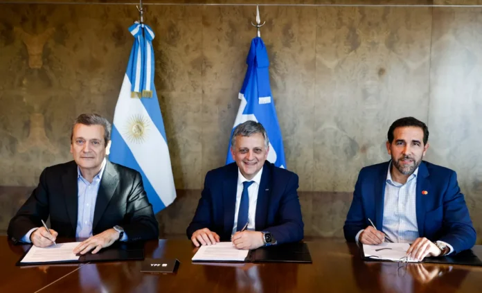 Mastercard e YDI 2422 - Andrea Scerch (Presidente para Latinoamérica, Mastercard), Horacio Marín (Presidente y CEO, YPF), Germán Rosón (Presidente para la división Sur de Latinoaméri (1)