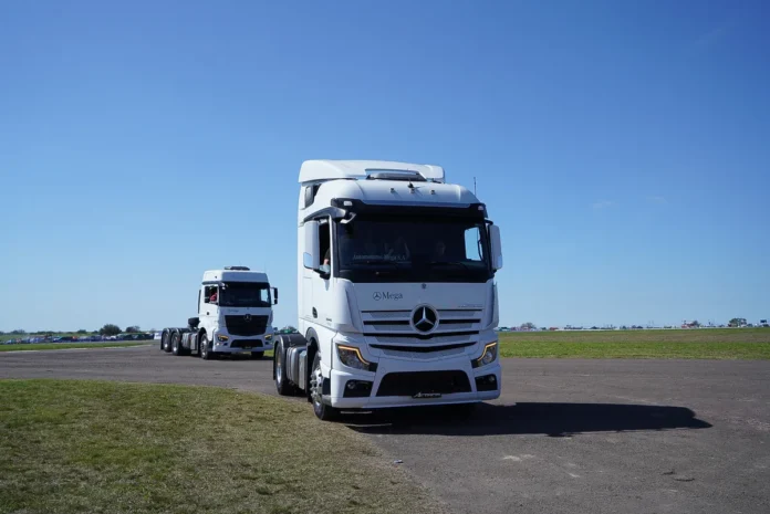Actros 2045 y Axor 2545 en pista (1)
