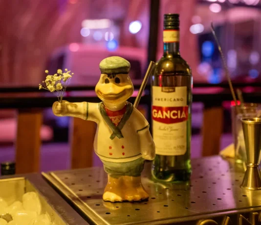 Gancia presenta “15 veranos”: Tiki bar trae Mar del Plata a Tres Monos para festejar sus 15 años