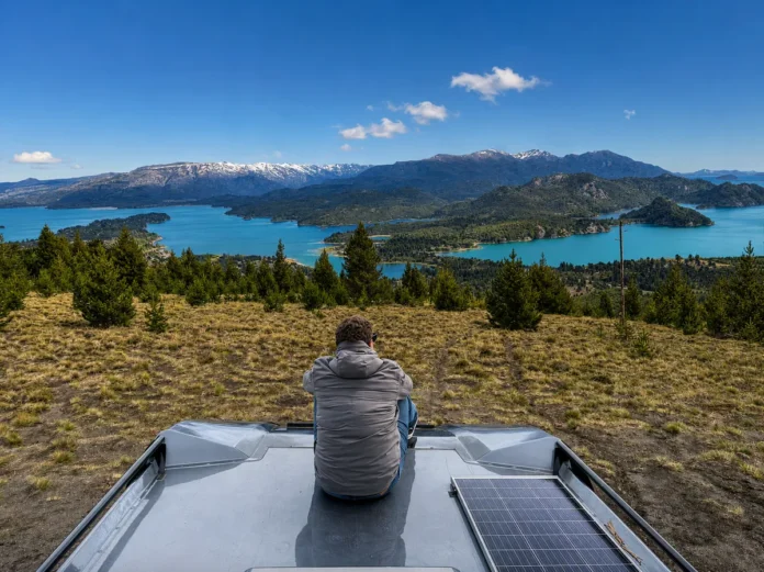Sentado sobre motorhome en Villa Pehuenia